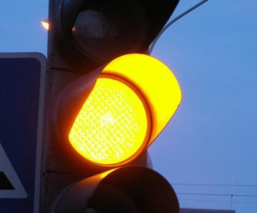 Светофарът на „стъкленото“ кръстовище временно ще работи на мигаща жълта светлина