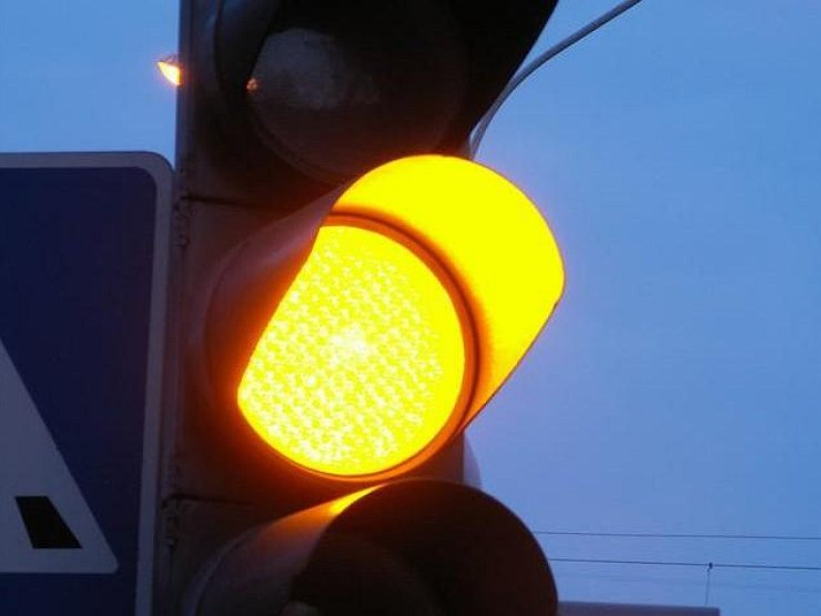 С цел подобряване безопасността на движението и облекчаване на трафика от превозни средства, светофарът на така нареченото „стъклено“ кръстовище, временно...