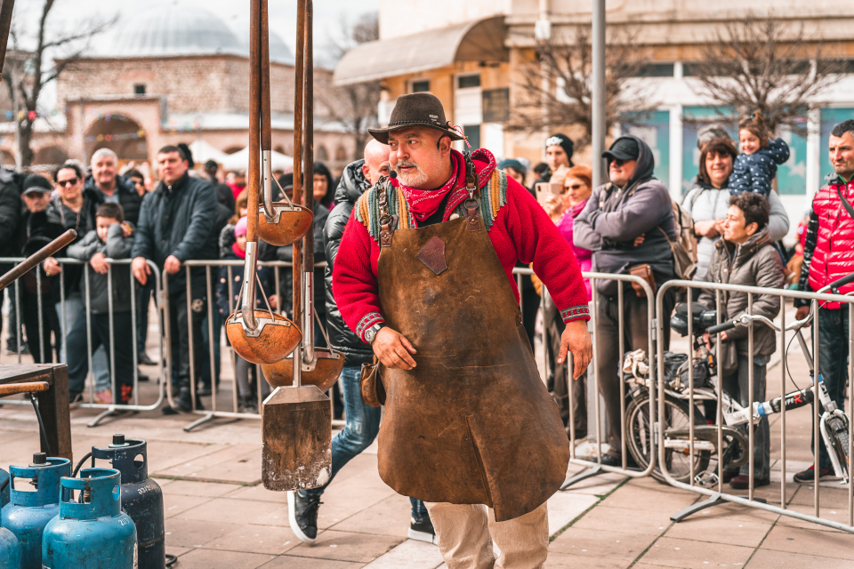 Ути Бъчваров пристига в Ямбол с големия казан, за да сготви 2500 порции за зрителите на 25-ото издание на Международния маскараден фестивал „Кукерландия“....