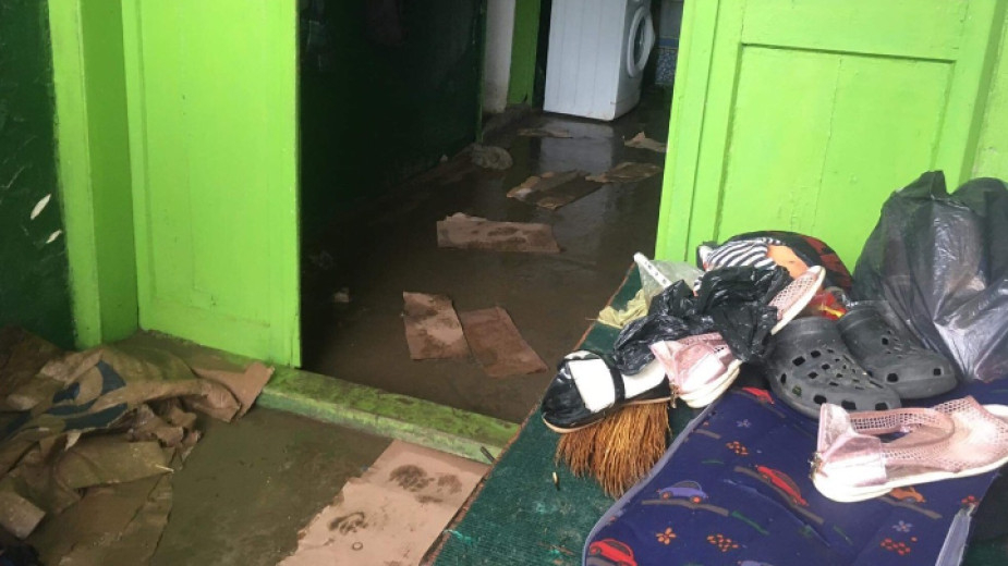 Десетки къщи и дворове са наводнени в Златарица и селата Горско Ново село и Росно. Активизирали са се свлачища.
Повече от два часа е продължил поройният...