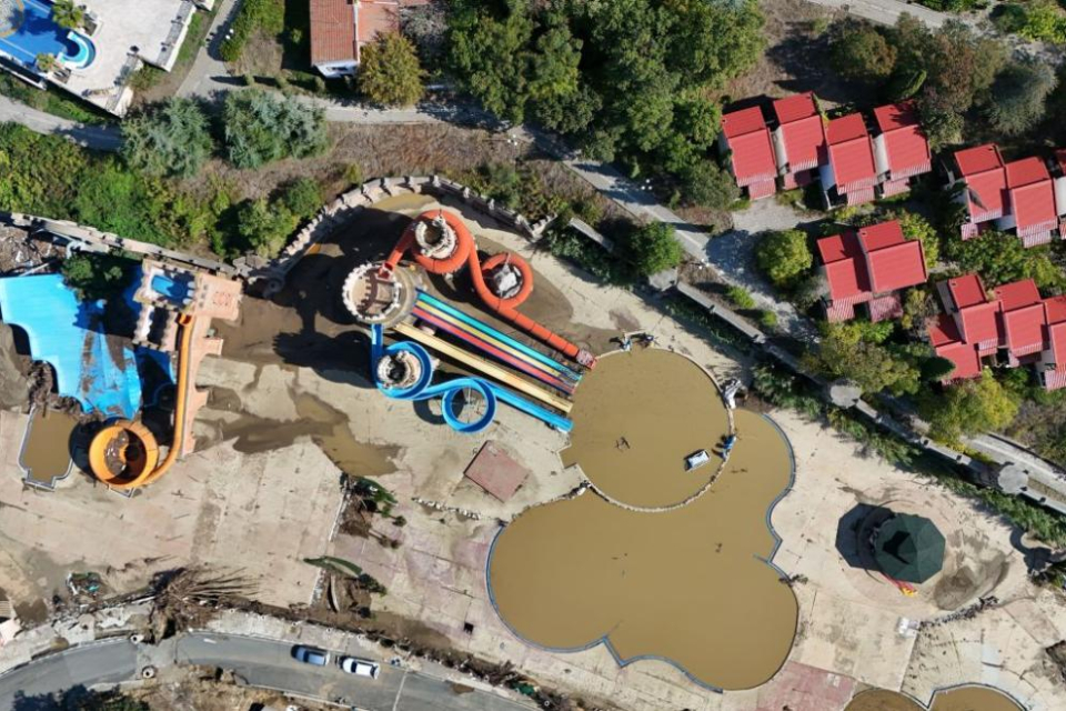 Седмица след опустошителната вълна в курорта "Елените", която взе четири жертви, държавата е готова да събаря. Пред NOVA от Дирекцията за национален строителен...