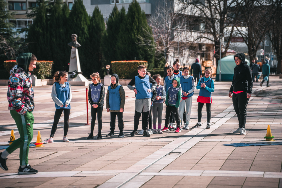 Занимания по програмата „Детска атлетика“ се проведоха днес пред сградата на Община Ямбол.
Събитията, част от програмата на „Ямбол-рън“ 2023, бяха открити...