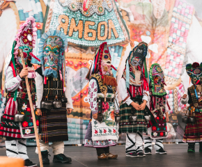 Събитията от Международния маскараден фестивал „Кукерландия“ в Ямбол започнаха с детския фолклорен празник „Аз съм кукерче“