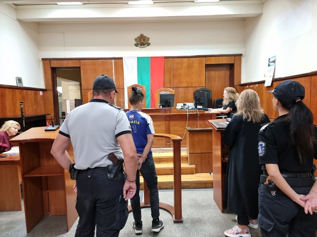 Районният съд в Ямбол остави в ареста 16-годишната Маргарита Атанасова, нападнала с нож свой връстник. Спрямо момичето е повдигнато обвинение за причиняване...
