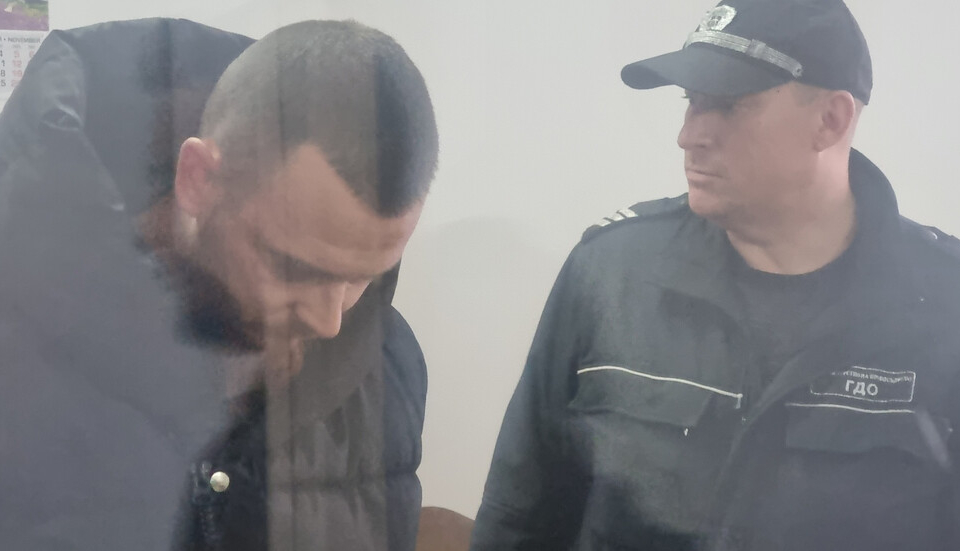 Районният съд в Средец остави за постоянно в ареста 31-годишния Кристиян Колев, който беше арестуван след като опита да превози 14 нелегални мигранти в...