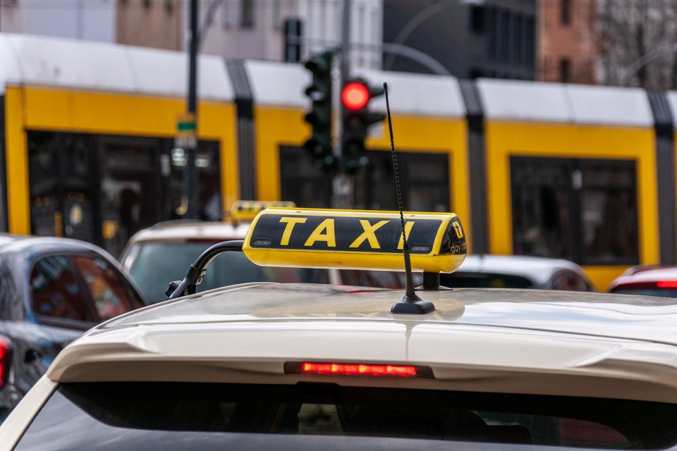 Облекченията за таксиметровите шофьори, които за 2022 г., бяха намалени от 850 лв. на 300 лв., не са предвидени в проектобюджета на служебния кабинет....