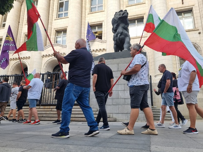 Таксиметрови шофьори готвят протести в шест града с искане за справедливи присъди за извършителите на въоръжен грабеж и опит за убийство на техния колега...