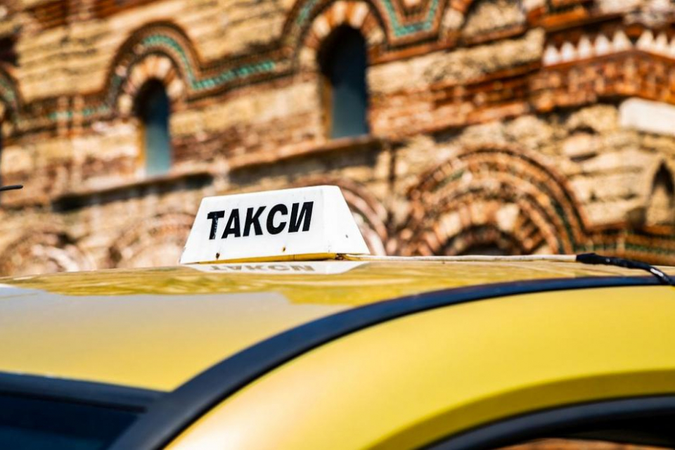 Таксиметрови шофьори от цялата страна излязоха на протест пред съдебната палата в София в подкрепа на техен колега от Ямбол, който беше прострелян по време...