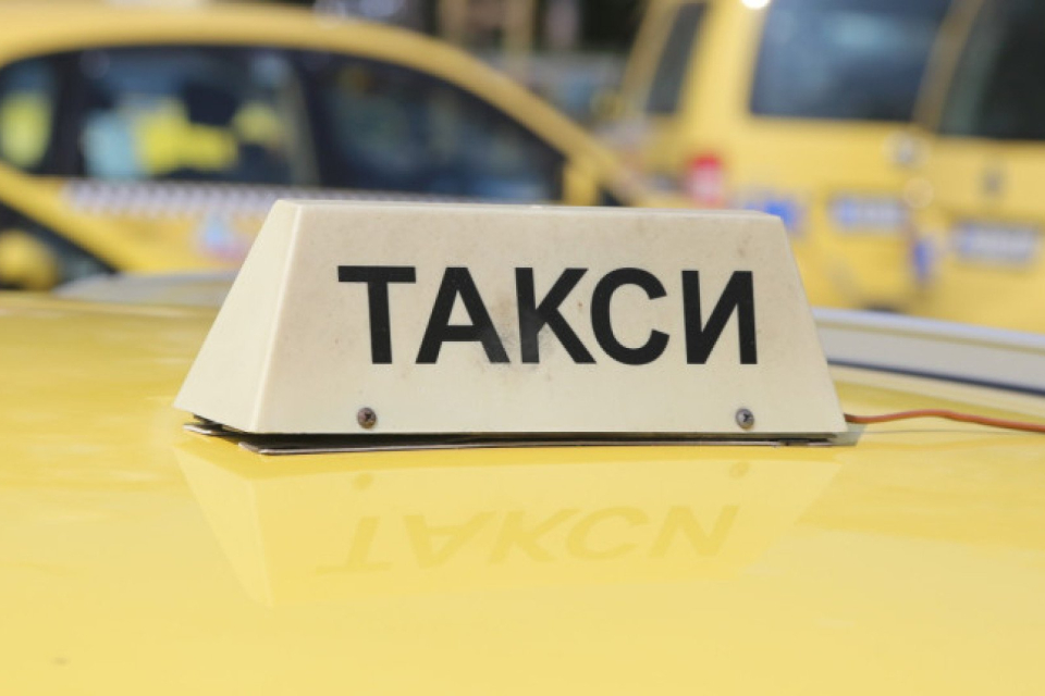Изискването за двойно обозначаване на цените в лева и евро от 8 август 2025 г. не се прилага за цените на услуги за превоз, визуализирани на таксиметрови...