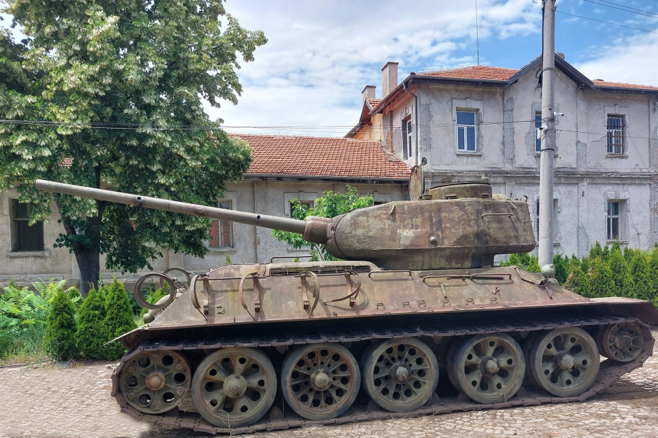 Танк Т-34 – 85 е най-новият експонат в Музея на бойната слава – Ямбол. Съветската бойна машина, модификация от 40-те години на миналия век с 85-милиметрово...