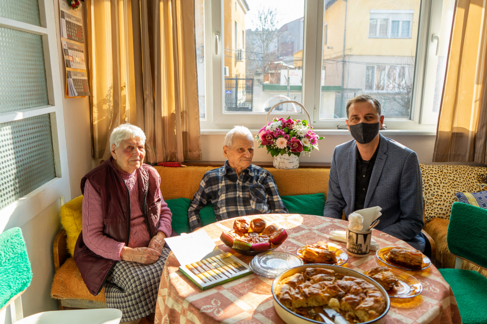 В Международната седмица на брака и в Деня на любовта кметът Валентин Ревански се срещна с едно от най-възрастните семейства в Ямбол.
Дженко Михов и Станка...