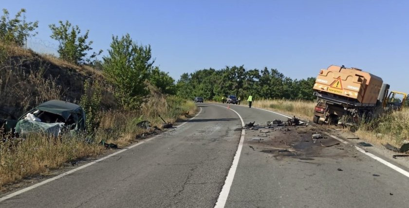 Два автомобила се удариха челно тази сутрин около 7:40 ч. на пътя Бургас - Малко Търново в района след "Паничарска рампа" и преди село Крушевец. Лек автомобил,...
