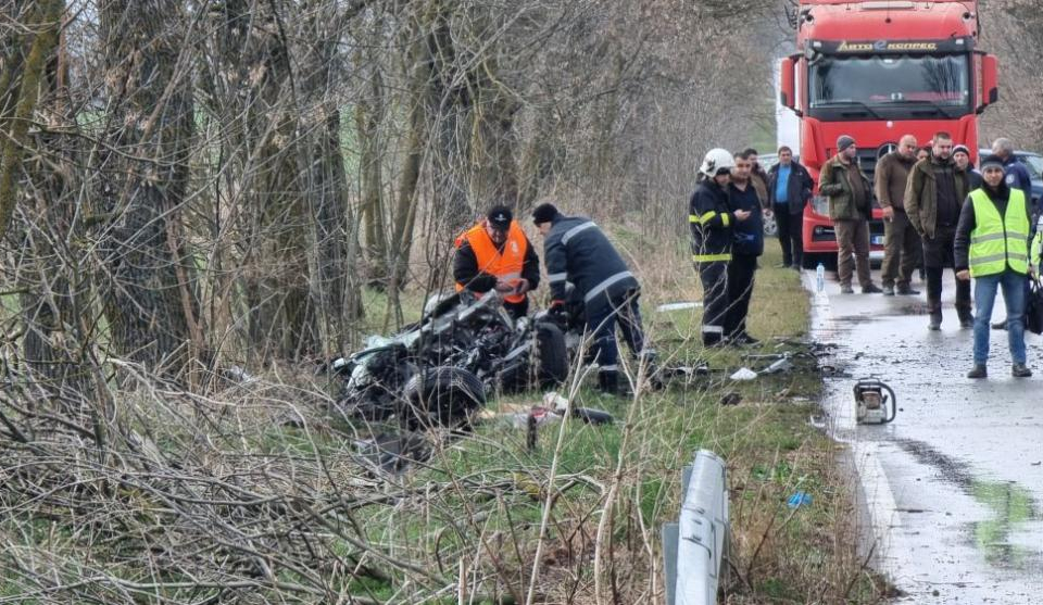 Трима души са загинали при тежка катастрофа на пътя Добрич – с. Крушари, станала минути след 13.00 часа. При инцидента са се сблъскали два автомобила,...