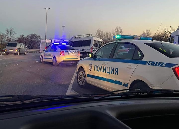 Полицай пострада при катастрофа на Околовръстното шосе, в близост до Казичене и магистрала “Тракия”, тази сутрин. Инцидентът стана около 7 часа, съобщава...