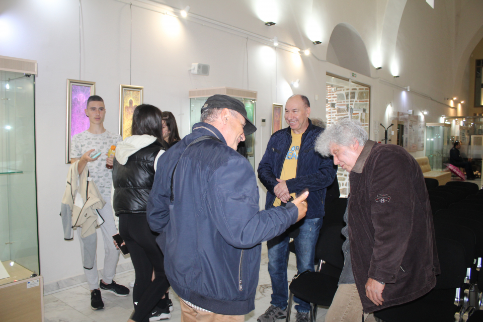 Художникът и сценографът Тихомир Витков отново гостува в ямболския Безистен със своя изложба. На 30 април там бе открита експозицията „Ангели – невидимите...