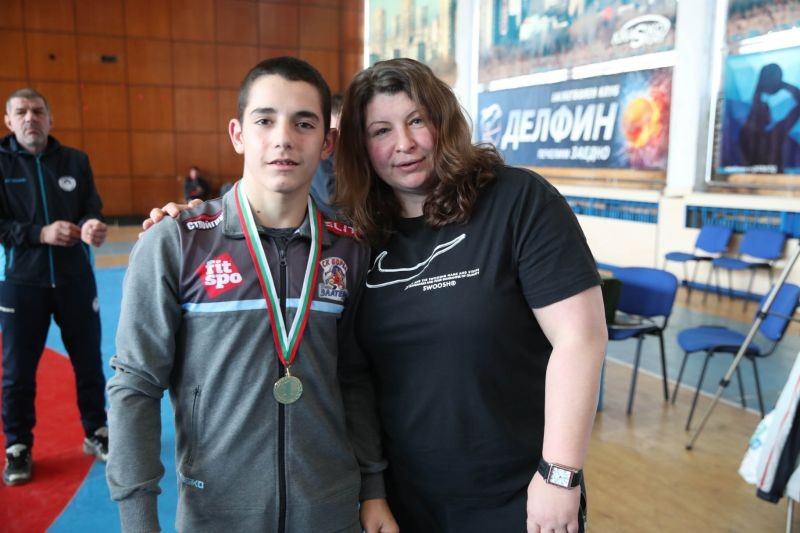 Ивелин Димитров от СК "Станка Златева" спечели титлата в категория до 55 килограма на Държавното първенство за кадети. В спор за златото той се наложи...