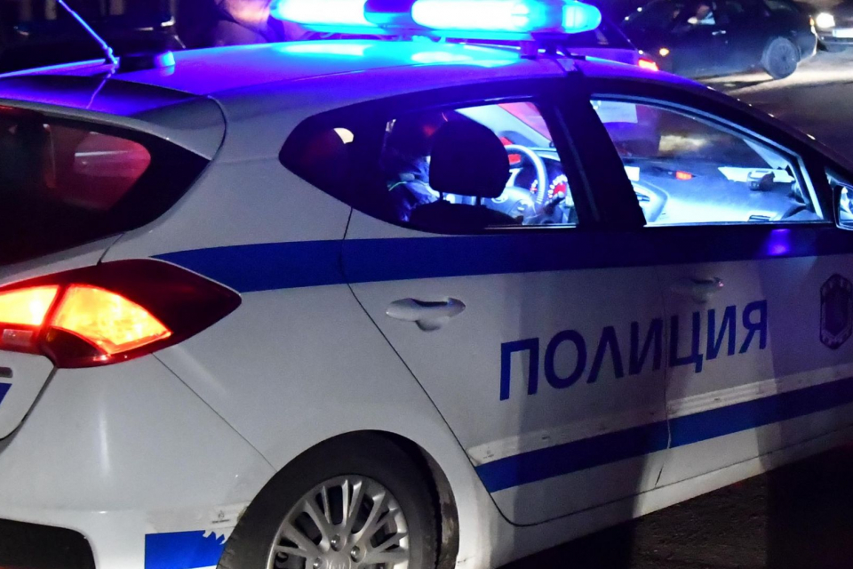 Автомобил, превозващ чужди граждани е самокатастрофирал в харманлийското с.Черепово. Днес в 1 часа, автопатрул от управлението в Тополовград е подал сигнал...