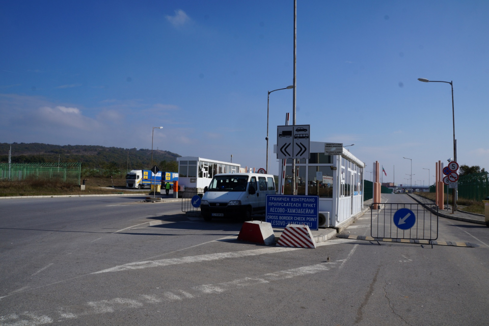 На границата с Република Турция е възстановено пропускането на чужди граждани с леки коли, микробуси и автобуси на влизане в Турция.
На ГКПП Капитан Андреево...