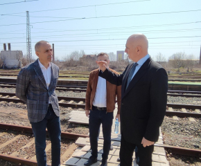 Транспортният министър подкрепи искането на граждани от Нова Загора да се запази и ремонтира жп гарата 
