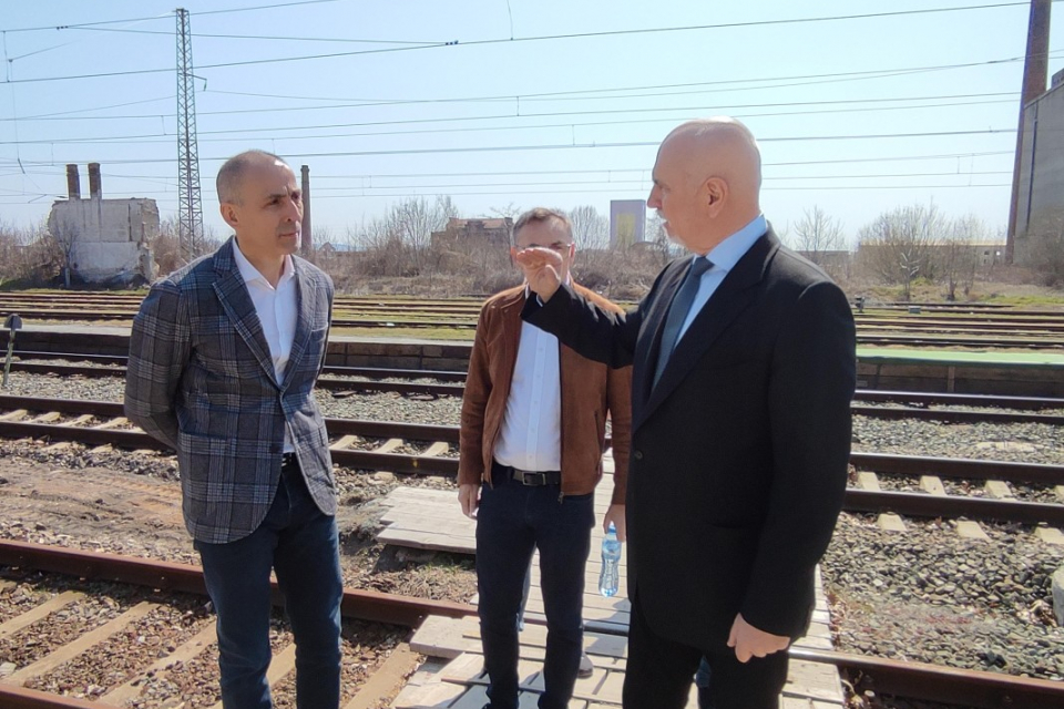 Транспортният министър Николай Събев подкрепи искането на граждани от Нова Загора да се запази и ремонтира жп гарата в града. В петък той участва в инициирано...