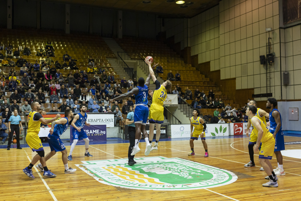 Баскетболен клуб „Ямбол“ добави още една победа към своя актив през сезона, като победи отбора на „Спартак“ - Пловдив с 97:86 точки. Така родният тим вече...