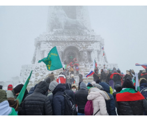 Трети март събра хиляди българи на връх Свети Никола пред Паметника на свободата