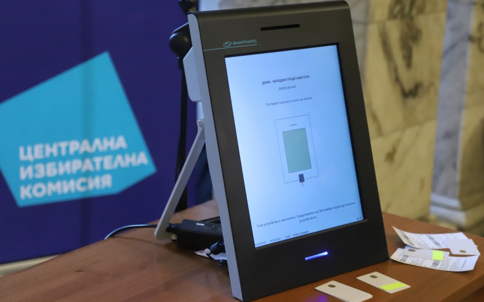 В 31-избирателен район Ямбол изборният ден започна нормално, това съобщи говорителят на СИК-Ямбол Мариана Гърдева.
Имало е няколко закъснения на членове...
