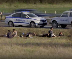 Трима румънци са задържани, след като бус с нелегални мигранти се обърна край Нова Загора 