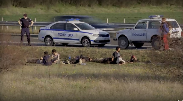 Трима румънци са задържани, след като бус с нелегални мигранти се обърна край Нова Загора. Те са задържани до село Вонеща вода, Търновско.
Девет от пострадалите...