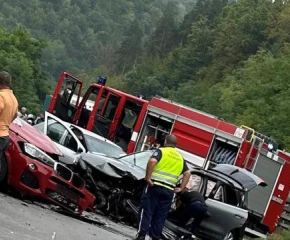 Трима възрастни и две деца остават в болница след тежка катастрофа на Прохода на Републиката