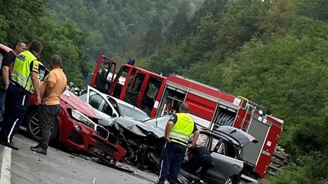 Трима възрастни и две деца остават за лечение във великотърновската болница. Те пострадаха при катастрофата от тази сутрин в северната част на Прохода...