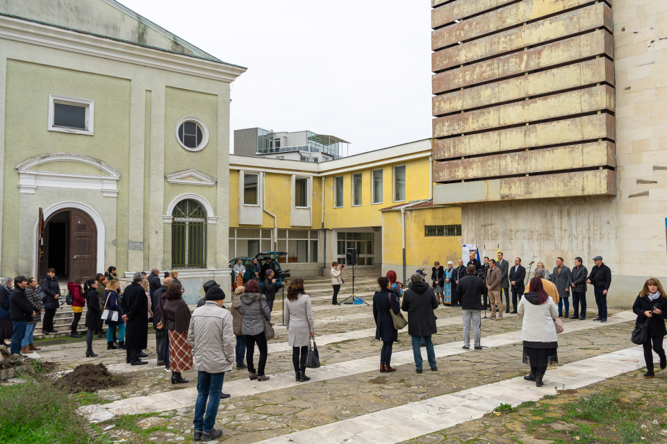 На 18 ноември 2021 г., четвъртък, пред сградата на Художествена галерия „Жорж Папазов“ се проведе официална церемония „Първа копка“ за започване на строително-монтажните...