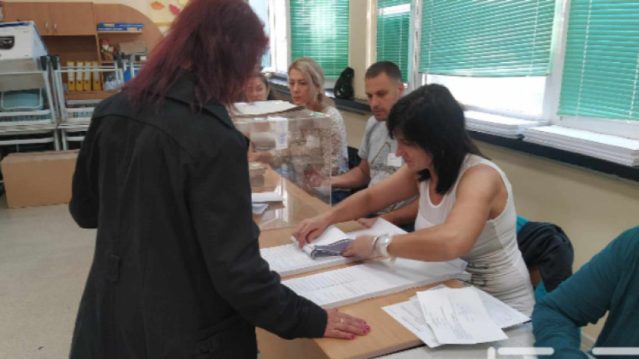 В Бургас, в  Сливен и Ямбол  на  проведените консултации при областните управители не беше постигнато съгласие  по отношение на състава на Районните избирателни...