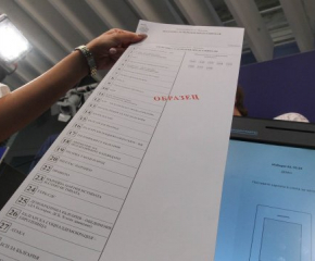 ЦИК показва бюлетината за изборите и разписката при гласуване с машина