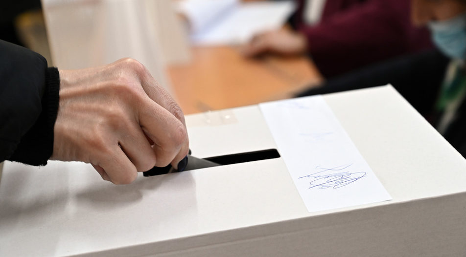 Избирателите, поставени под задължителна карантина или изолация, ще могат да гласуват на изборите на 14 ноември с подвижна избирателна кутия, реши Централната...