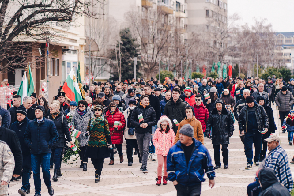 С молебен, тържествено издигане на българския трибагреник пред сградата на Oбщината, парадно шествие и исторически поход в Ямбол ще бъдат отбелязани националния...