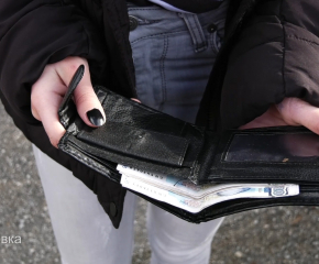 Ученичка намери портфейл с голяма сума и го върна (видео)