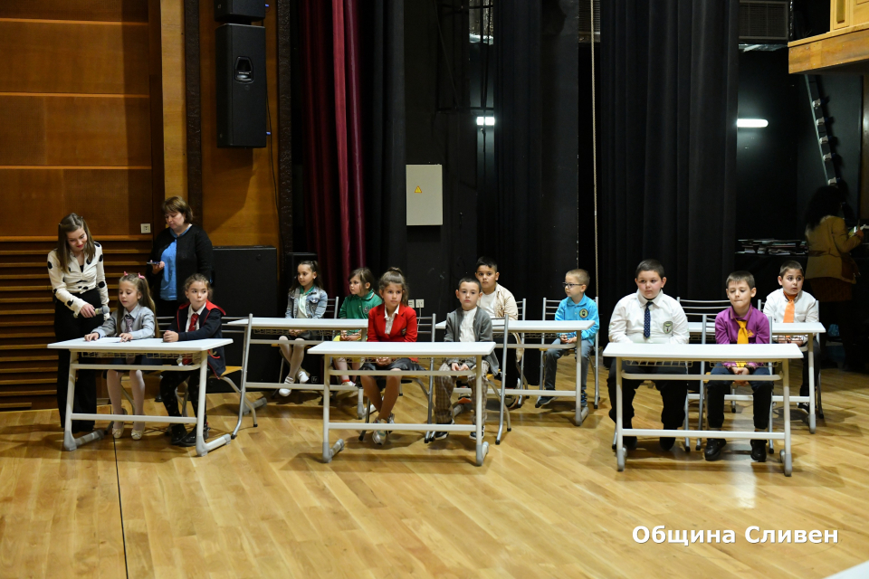 Отборите от 11 училища в Сливен участват в третото издание на общоградското състезание „Чета и пиша правилно“, което се провежда днес, 15 май. 70 състезатели,...