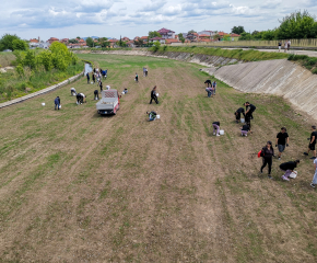 Ученици от две ямболски гимназии се включиха в инициативата на Община Ямбол за почистване на част от коритото на река Тунджа (ВИДЕО И СНИМКИ)