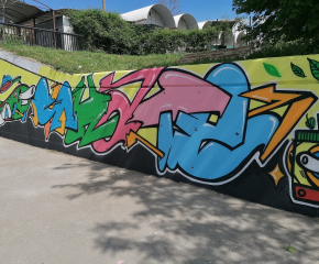 Ученици правят „Изкуство срещу вандализъм“: разкрасяват с графити бетонната стена край скейт парка