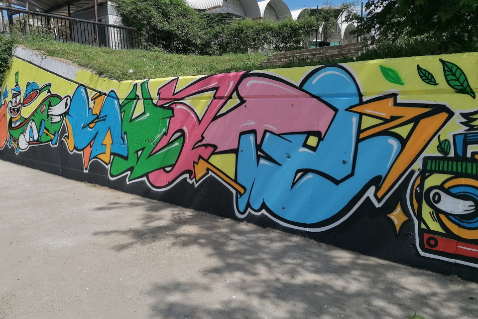 Започна голямото разкрасяване в района на скейт парка в Сливен. Ученици от 5 до 10 клас от различни училища в града рисуват графити върху бетонната стена...
