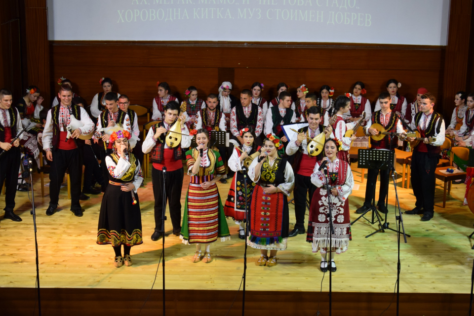 Националното училище за фолклорни изкуства “Филип Кутев“ ще изнесе голям празничен концерт в Сливен. Публиката ще се наслади на изпълненията на талантливите...
