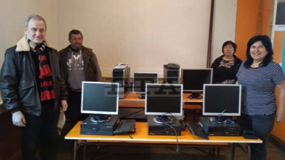 Училището в търговищкото село Голямо Ново получи дарение за деца от уязвими групи. Техниката - пет компютърни конфигурации, четири таблета и два лаптопа, е...