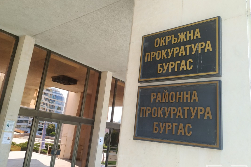 Районна прокуратура Бургас задържа за срок до 72ч. украинската гражданка А.Г. Тя е обвинена за това, че на 06.09.2022 год.  в гр. Бургас, с  цел  да  набави...