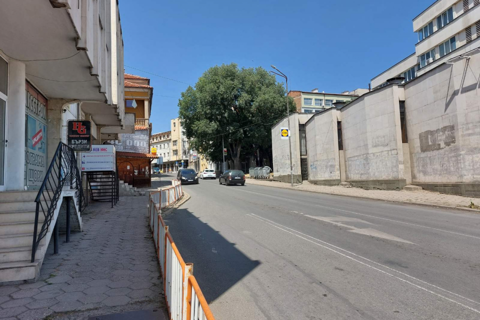 Улица „Георги Дражев" в Ямбол, в участъка от Каргонския мост до улица „Бузлуджа", ще бъде затворена за движение на моторни превозни средства на 28 юни,...