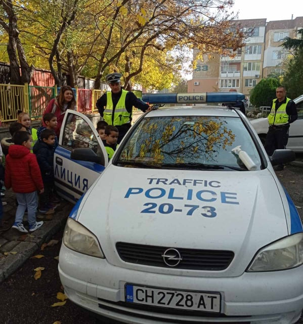 Служители на сектор „Пътна полиция” в Сливен провеждат уроци по пътна безопасност в детските градини, като занятията са част от кампаниите на Министерство...