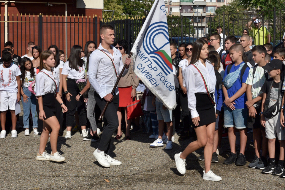 С издигане на българското знаме, под звуците на националния химн започна тържествената церемония за откриване на новата учебна година в Спортно училище...