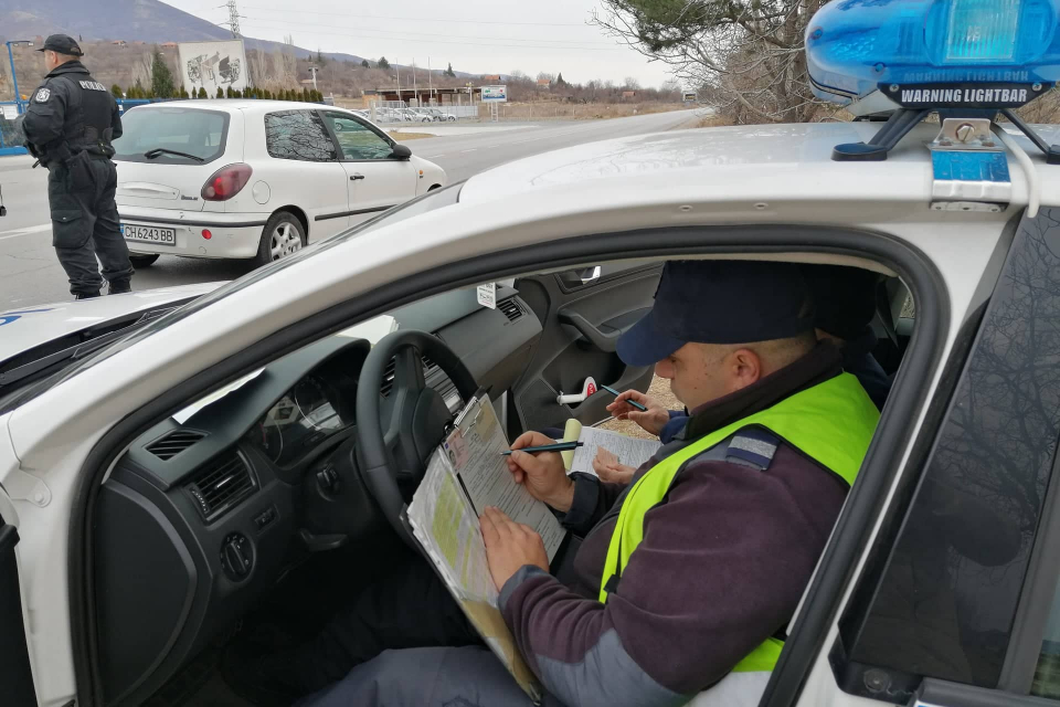Близо 300 нарушения на Закона за движение по пътищата са установени в хода на 6-часова специализирана операция на територията на област Сливен. Акцията...