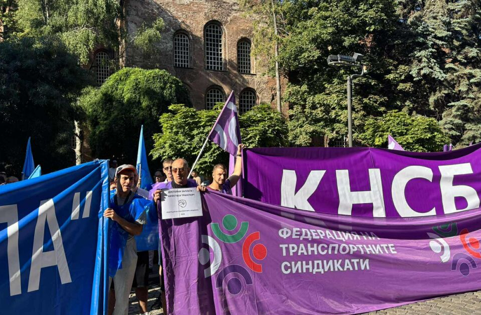 Увеличават заплатите в градския транспорт в София със задна дата от 1 април. Това реши Столичният общински съвет, след като прие Транспортната рамка. Заетите...