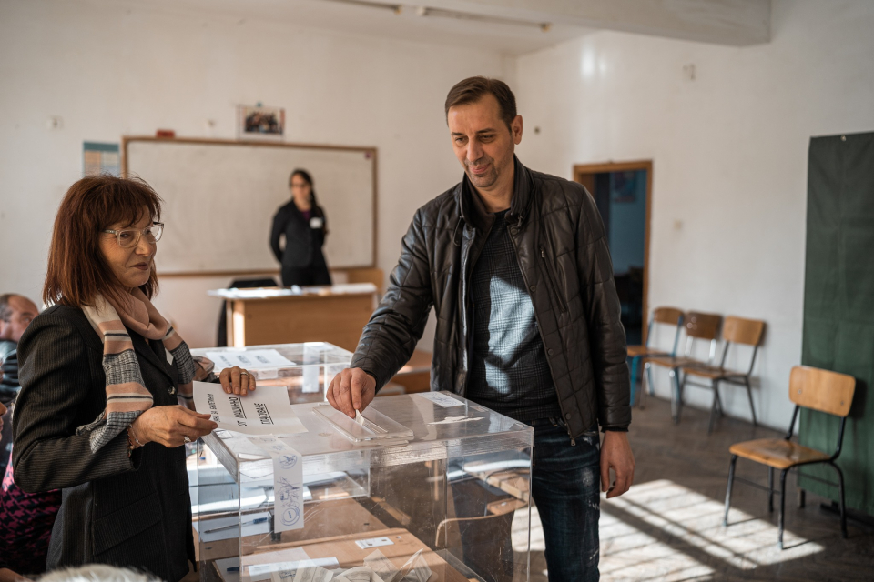 Кметът на Ямбол Валентин Ревански гласува в секция в ПГ "Васил Левски" в родния си град.
След като упражни правото си на вот той заяви, че гласува с надежда,...